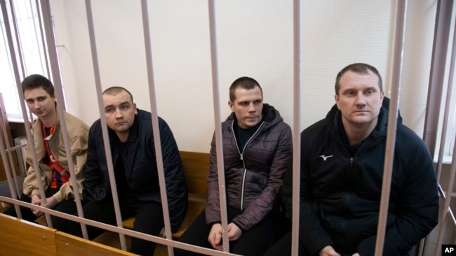乌克兰水兵2019年4月17日在莫斯科一家法庭等待受审。