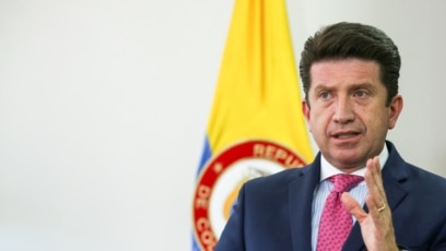 El ministro de Defensa de Colombia, Diego Molano, habla durante una entrevista con Reuters en Bogotá, Colombia, el 11 de febrero de 2021.