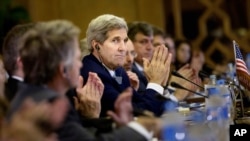 Menteri Luar Negeri AS John Kerry, tengah, dalam pembukaan dialog strategis antara AS-Mesir di Kementerian Luar Negeri di Kairo, Mesir, 2 Agustus 2015.