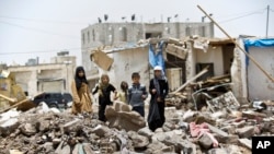 Các em nhỏ đứng trên đống đổ nát ở Sanaa, Yemen, ngày 18/5/2015.