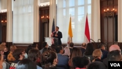 Menteri Koordinator Bidang Kemaritiman dan Investasi Luhut Binsar Pandjaitan paparkan pencapaian dan target Indonesia di masa depan dalam pidato di Catholic University of America di Washington DC, pada 18 Oktober 2021. (Foto: VOA)