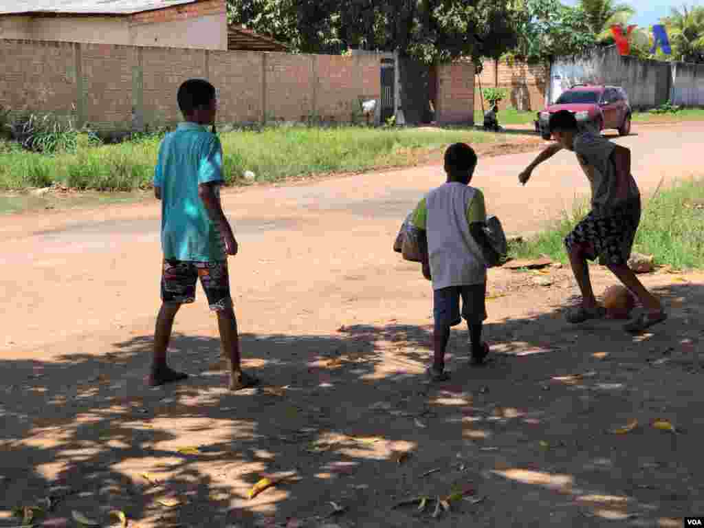 Niños juegan fútbol a las afuera del refugio improvisado&nbsp;creado por venezolanos en el vecindario Jardim Floresta, fronterizo de Brasil. Foto: Celia Mendoza - VOA