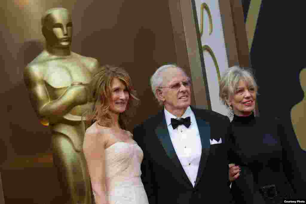 Laura Dern, aktor penerima nominasi Oscar, Bruce Dern, dan Andrea Beckett tiba di Oscars ke-86, 2 Maret 2014 di Hollywood, California. (Photo courtesy AMPAS) .