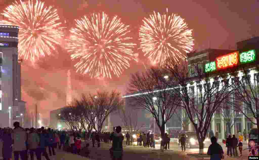 북한 평양에서 2017년 새해맞이 축포행사가 있었다고 1일 관영 조선중앙통신이 보도했다.