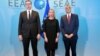 Arhiva - Predsednici Srbije i Kosova, Aleksandar Vučić i Hašim Tači, zajedno sa visokom predstavnicom EU za spoljne poslove i bezbednost Federikom Mogerini.