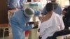 Un hombre se coloca la vacuna contra el COVID-19 en un centro en Cochabamba, Bolivia, el 22 de septiembre de 2021. [Foto: VOA/Fabiola Chambi]