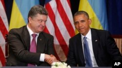 Tổng thống Mỹ Barack Obama (phải), bắt tay tổng thống tân cử Ukraine Petro Poroshenko ở Warsaw, Ba Lan, 4/6/2014.