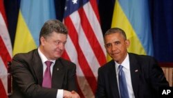 Presiden Amerika Barack Obama (kanan) berjabat tangan dengan Presiden terpilih Ukraina Petro Poroshenko di Warsawa, Polandia (4/6).