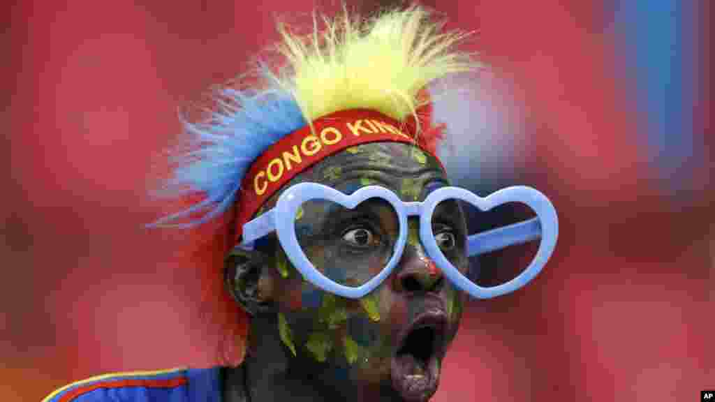 Un supporter de la RD Congo regarde le match de football de la Coupe d&#39;Afrique des nations Groupe B entre la RD Congo et la Tunisie à Bata, en Guinée équatoriale, lundi 26 janvier 2015.