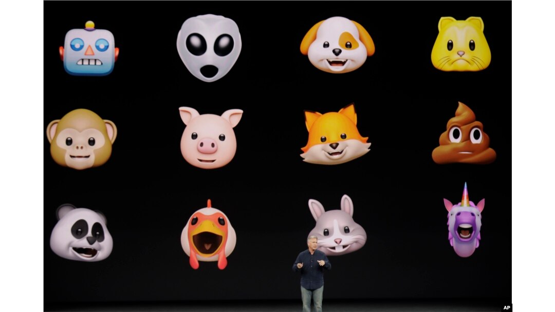 El vicepresidente senior de mercadeo global de Apple, Phil Schiller, anuncia los animojis del nuevo iPhone X. Sept. 12, 2017