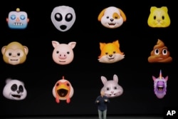 El vicepresidente senior de mercadeo global de Apple, Phil Schiller, anuncia los animojis del nuevo iPhone X. Sept. 12, 2017