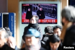 People watch a TV broadcast on North Korean leader Kim Jong Un's visit to China, in Seoul, South Korea, Jan. 8, 2019.