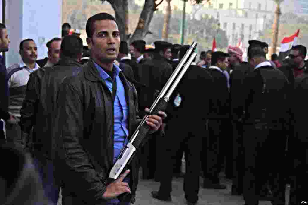 Security is heavy in and around Tahrir square as Egypt is still tense on the 3rd anniversary of the 2011 revolution that forced long-time autocrat Hosni Mubarak to step down, Jan. 25, 2014 (Elizabeth Arrott/VOA)..