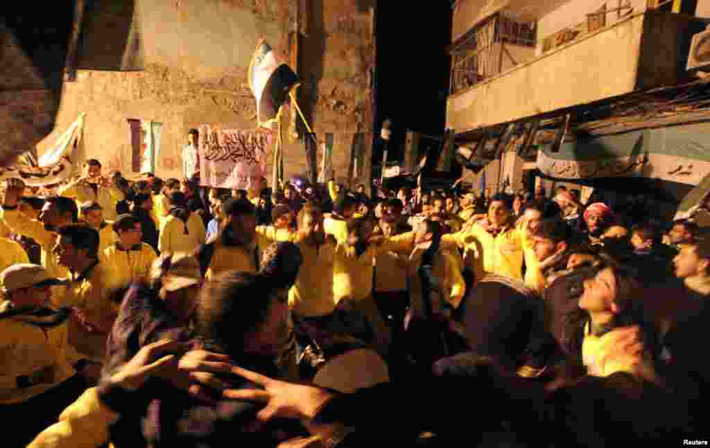 2013年3月17日，为了纪念活动人士在阿勒颇的巴士坦阿勒卡斯尔地区发起反叙利亚政权的起义行动两周年而举行一次抗议活动中，示威者跳舞。