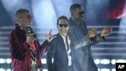 Bad Bunny, Marc Anthony y Will Smith interpretan su tema, "Está Rico", el jueves por la noche en la ceremonia anual de los Latin Grammy.