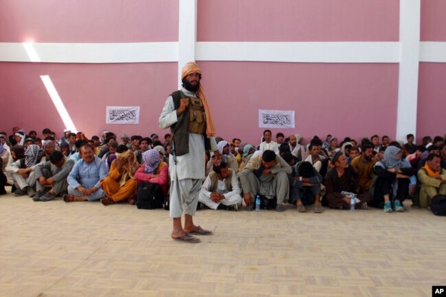 Kelompok militan Taliban berjaga-jaga di barat daya Kabul, Afghanistan. (Foto: AP)