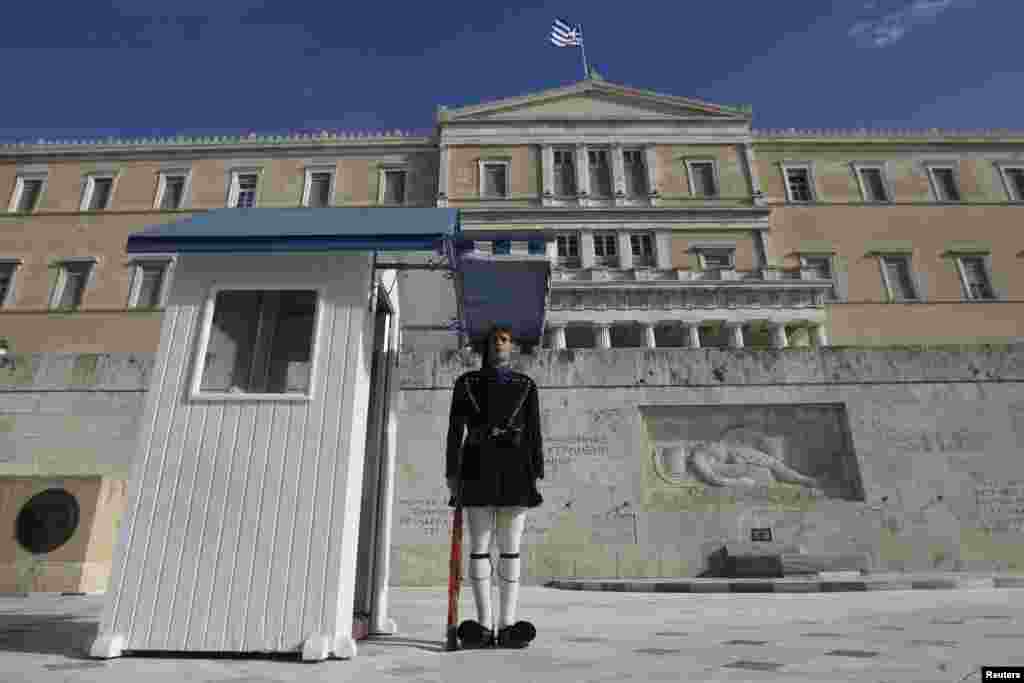 ایک یونانی صدارتی گارڈ ایتھنز میں پارلیمنٹ کے سامنے کھڑا ہے۔