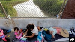 미국 국경에서 난민 심사를 기다리는 이민자 가족 (자료사진)