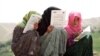 اعتراض زنان افغان به بسته‌ماندن مکاتب؛ فعالان به دختران کتاب هدیه می‌دهند