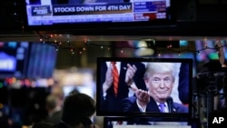រូបឯកសារ៖ រូបរបស់ប្រធានាធិបតីអាមេរិកលោក​ Donald Trump នៅអគារជួញដូរមូលប័ត្រ New York Stock Exchange 