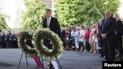 Norway's King Harald (R) and Prime Minister Jens Stoltenberg attend a wreath laying ceremony during a ceremony to mark the one year anniversary of the twin Oslo-Utoeya massacre in Oslo, July 22, 2012. 