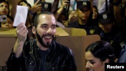 Nayib Bukele de la Grande Alliance nationale (GANA) vote aux côtés de son épouse Gabriela Rodriguez lors de l'élection présidentielle à San Salvador, au Salvador, le 3 février 2019.