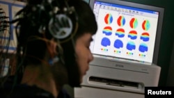 2014年2月22日一名网瘾男生在北京大兴网瘾治疗中心接受大脑扫描
