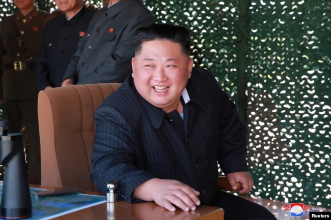 Kim Jong Un, líder de Corea del Norte, es visto cuando surpevisaba un ensayo militar con lanzamiento de misiles el 10 de mayo de 2019. Foto proporcionada por la agencia central de noticias coreana, KCNA.