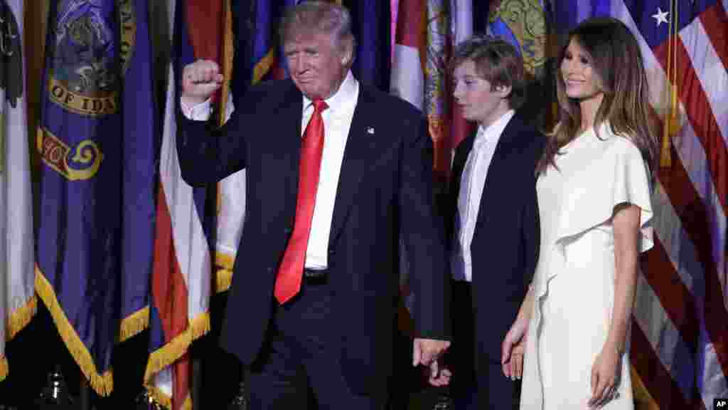 Le président élu Donald Trump avec sa fammille lors de son rallye, le mercredi 9 novembre 2016 à New York.