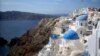 Pemandangan Desa Oia di Pulau Santorini, Yunani. Negara itu bersiap memecahkan rekor jumlah kedatangan wisatawan, dan menyambut kembali para wisatawan China. (Foto: AP/Michael Virtanen)