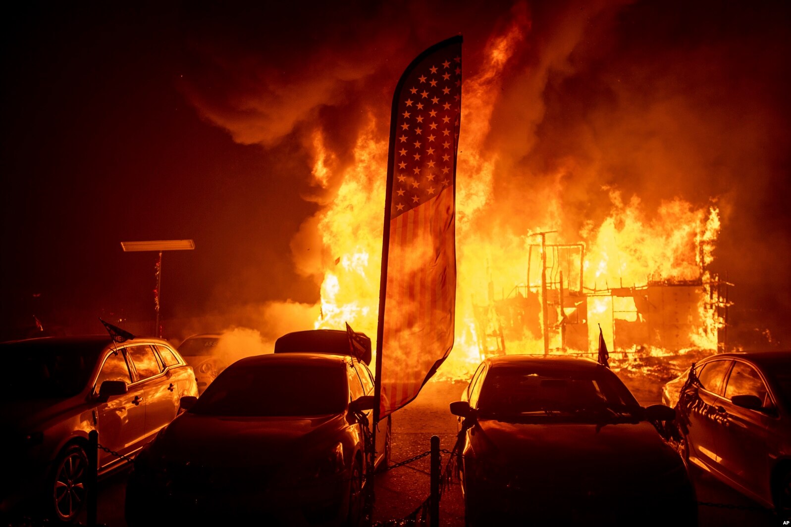 Las llamas consumen un concesionario de automóviles mientras el Camp Fire arrasa a su paso por Paradise, California, el jueves 8 de noviembre de 2018.