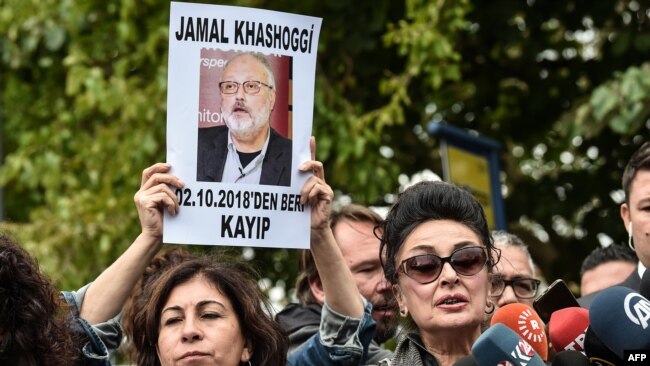 人权活动人士在沙特驻伊斯坦布尔领事馆前示威,支持失踪记者卡舒吉 (2018年10月9日) 