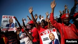 FILE: Supporters of Nelson Chamisa's opposition Movement for Democratic Change party attend the final election rally in Harare, Zimbabwe, July 28, 2018. REUTERS/Mike Hutchings - RC1EBBACADA0