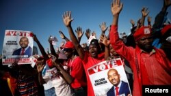 Supporters of Nelson Chamisa's opposition Movement for Democratic Change (MDC) party attend the final election rally in Harare, Zimbabwe, July 28, 2018. 