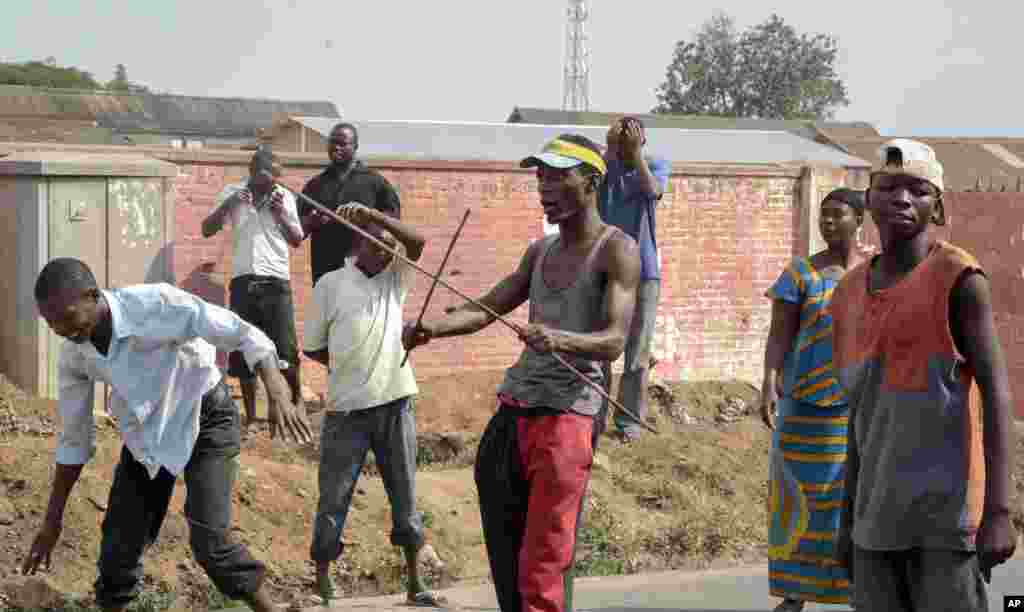 Des habitants du quartier de Buyenzi en colère, affrontent la police, après qu&#39;un homme a été tué par la police et que ses parents ont été empêchés de l&#39;enterrer conformément à sa religion musulmane à Bujumbura, Burundi mercredi 10 Juin 2015.&nbsp;