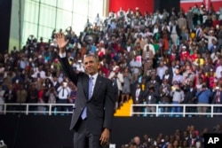 Presiden Barack Obama melambaikan tangan ke arah hadirin setelah berpidato di Arena Safaricom (26/7) di Nairobi.
