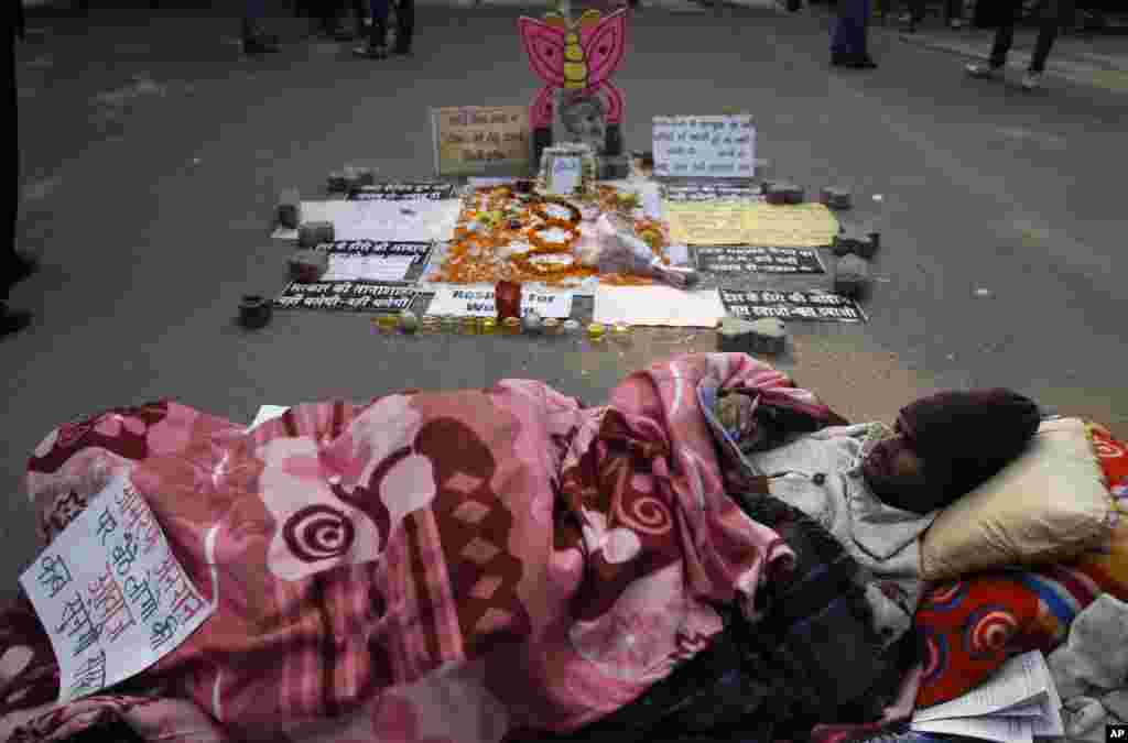 Amran sits on an indefinite hunger strike at Jantar Mantar to protest the gang rape of a young woman in moving bus, in New Delhi, India, January 7, 2013.