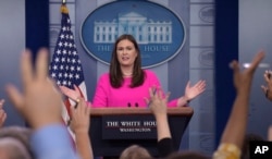 ໂຄສົກປະຈຳທຳນຽບຂາວ ທ່ານນາງ Sarah Huckabee Sanders ກ່າວຕໍ່ກອງປະຊຸມຖະແຫຼງຂ່າວ ໃນທຳນຽບຂາວ ທີ່ວໍຊີງຕັນ ດີຊີ, 31 ກໍລະກົດ, 2017.