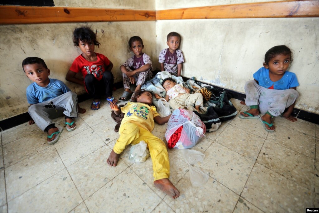 예멘 호데이다에서 '아랍동맹군'과 후티 반군의 전투를 피해 피난한 아이들이 학교 교실에 모여 있다.