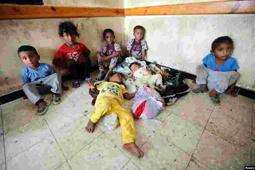 예멘 호데이다에서 &#39;아랍동맹군&#39;과 후티 반군의 전투를 피해 피난한 아이들이 학교 교실에 모여 있다.
