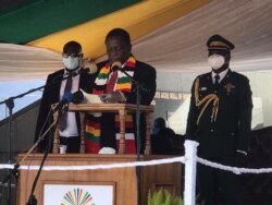 UMongameli Emmerson Mnangagwa ukhuluma ngesikhathi kungcwatshwa umuyi uAbsolom Sikhosana eHarare. (Thomas Chiripasi)