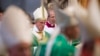 Papa inaugura polémico sínodo de obispos