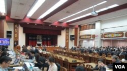 台湾立法院财政委员4月17号会议现场 (美国之音张永泰 拍摄)
