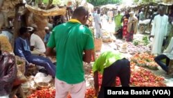 Yayin da ake hada-hadar sayen kayen masarufi a wata kasuwa a Kano (Baraka Bashir)