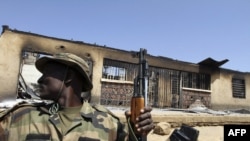 Binh sĩ Nigeria tiến hành cuộc lục soát nhà cửa ở thành phố Maiduguri, ngày 3/11/2011