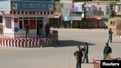 Des policiers afghans surveillent le centre-ville de Kunduz, Afghanistan, le 3 octobre 2016.