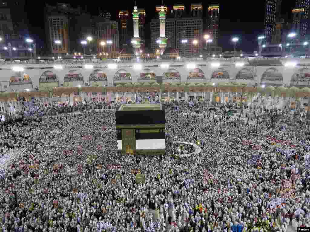 Ratusan ribu jemaah Haji melakukan ibadah Tawaf&nbsp;atau mengelilingi Kaaba sambil memanjatkan doa di Mekkah, Saudi Arabia.