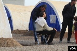 Tukang cukur di Mosul terus bekerja di Kamp Khazir untuk bisa memberi makan keluarga (13/12). (VOA/H. Shekha)