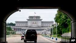 Iring-iringan mobil yang membawa Menteri Luar Negeri AS Mike Pompeo, bergerak menuju Kumsusan Palace of the Sun di Pyongyang, Korea Utara, Jumat, 6 Juli 2018. Pompeo sedang dalam rangkaian lawatan ke Korea Utara, Jepang, Vietnam, Abu Dhabi, dan Brussels.