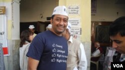 IT professional Sandeep Bisht quit his assignment in London and is in Delhi to help the Aam Aadmi Party's campaign, New Delhi, Nov. 29, 2013. (Anjana Pasricha for VOA)